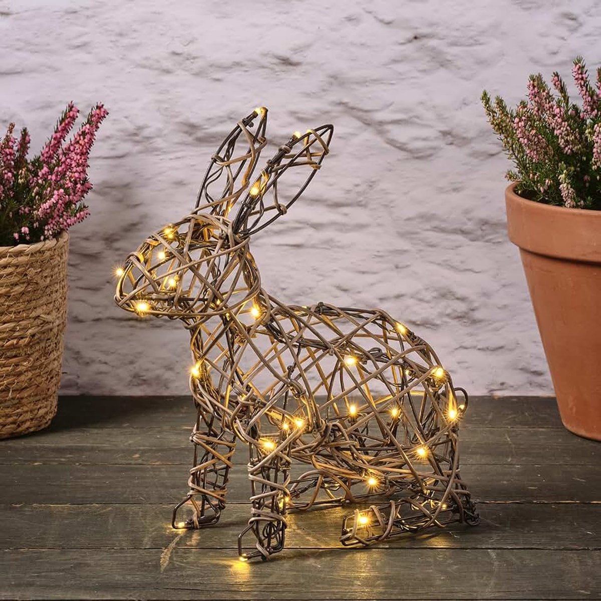 Paashaas konijn figuur huis en tuin decoratie voor binnen en buiten gebruik 40 warm witte LED's werkt op batterijen met timer 33 cm