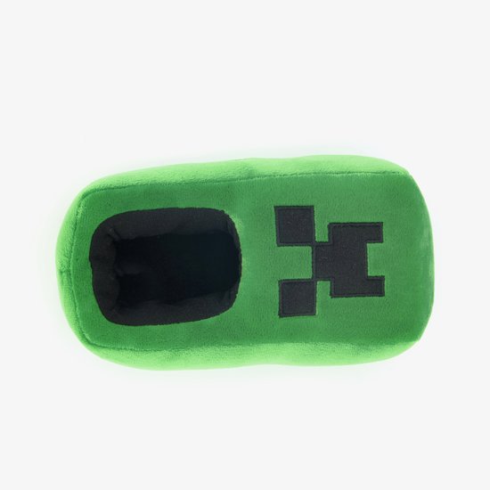 Groene Minecraft Creeper pantoffel, van bovenaf gezien, met zwarte vierkante gezichtsdetails.