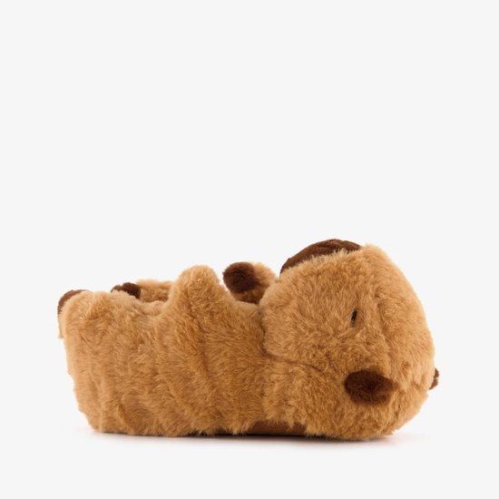 Bruine, pluizige kinderpantoffel in capibara-vorm, zijaanzicht met zachte textuur.