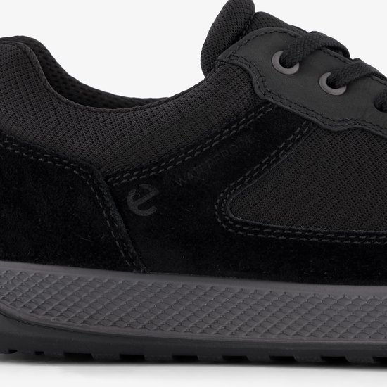 Close-up van zwarte ECCO sneaker met 'WATERPROOF' tekst en logo op suède.