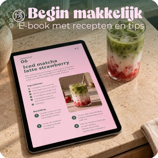 Tablet op een aanrecht toont een recept voor iced strawberry matcha latte met ingrediënten en bereidingswijze.