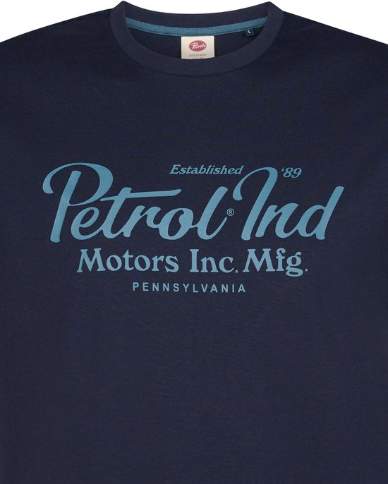 Donkerblauw T-shirt met lichtblauwe opdruk 'Petrol Ind Motors Inc. Mfg. Pennsylvania' en ronde hals.