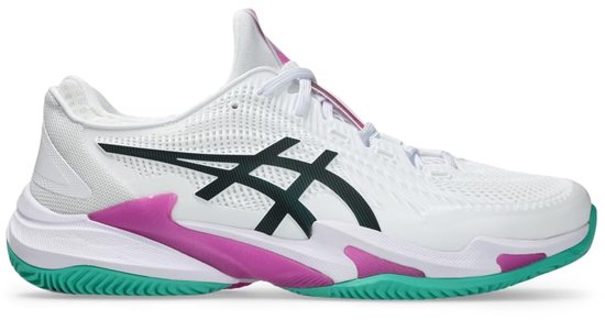 Witte Asics tennisschoen met zwart logo, roze middenzool en groene accenten op de zool.
