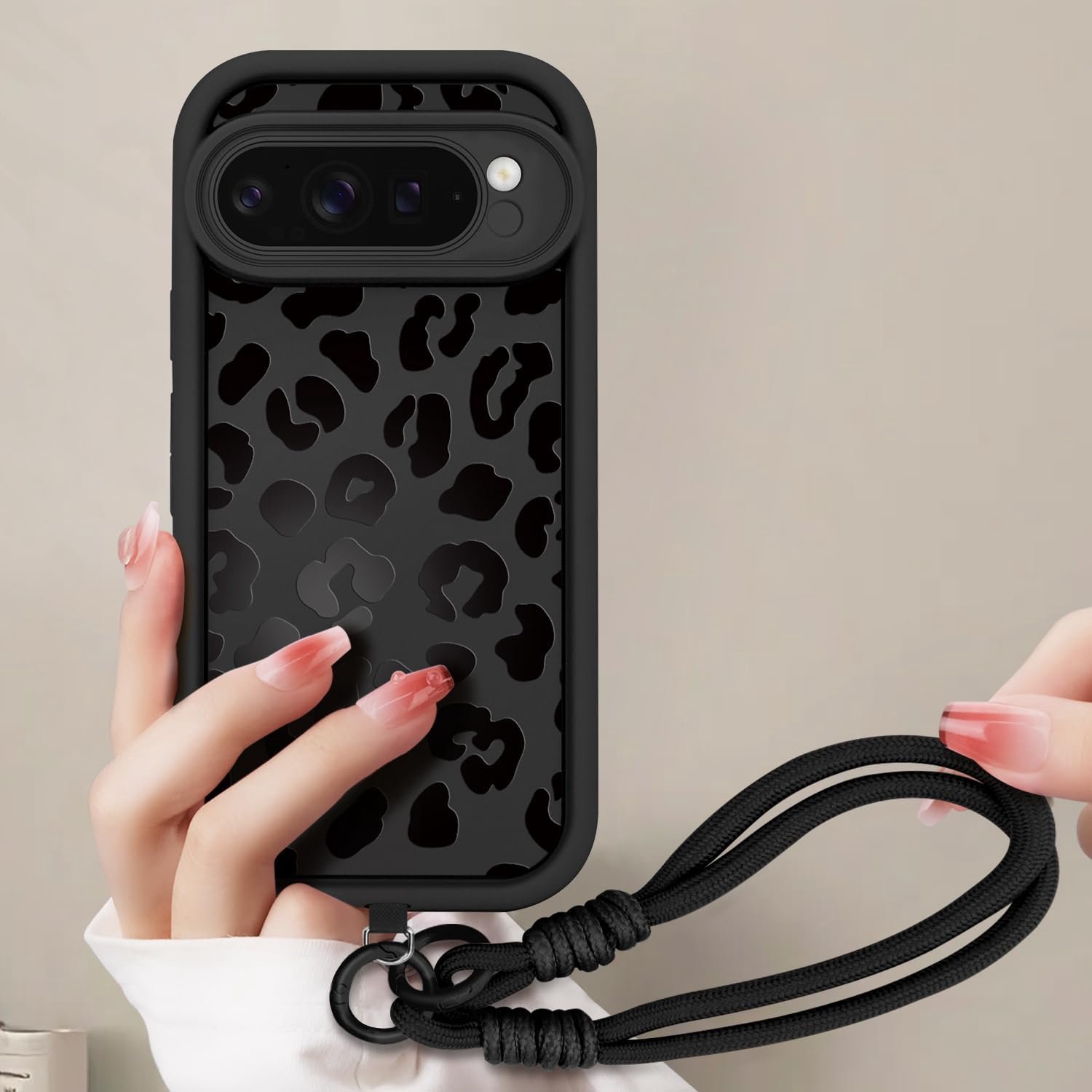 Hulpje voor Google Pixel 9 Pro met koord en leopardieten print