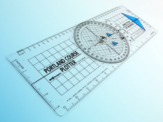 Doorzichtige koersplotter met schalen in cm en inches. De plotter heeft de tekst 'PORTLAND COURSE PLOTTER' en een draaibare schijf met gradenverdeling.