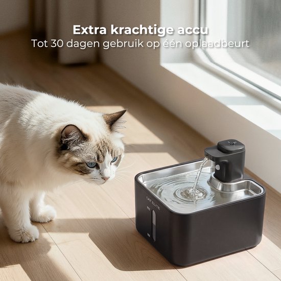 Kat kijkt naar zwarte Cat Elite drinkfontein met tekst over 30 dagen batterijduur.
