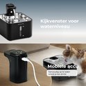 Zwarte Cat Elite drinkfontein met waterniveau-kijkvenster en opladen tijdens gebruik.