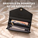 Zwarte leren portemonnee opengeklapt, toont vakken voor briefgeld en bonnetjes met een gestreepte voering.