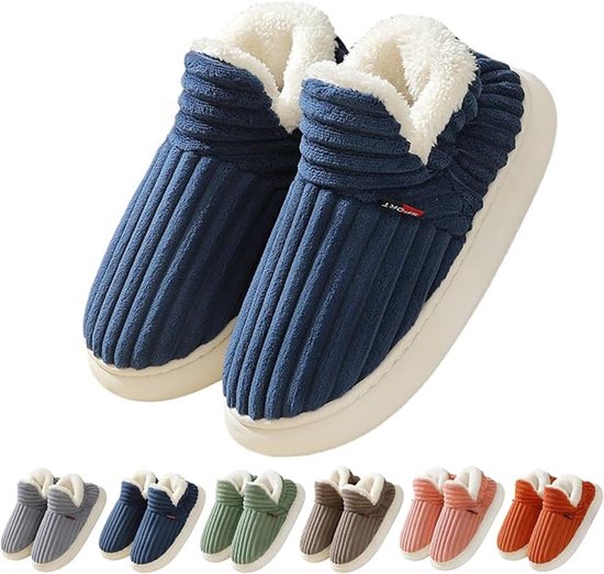 Blauwe, geribbelde pantoffels met witte fleecevoering en een rij van verschillende kleuren eronder.