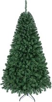 Kunstkerstboom met realistische groene takken en een metalen standaard, geïsoleerd op een witte achtergrond.