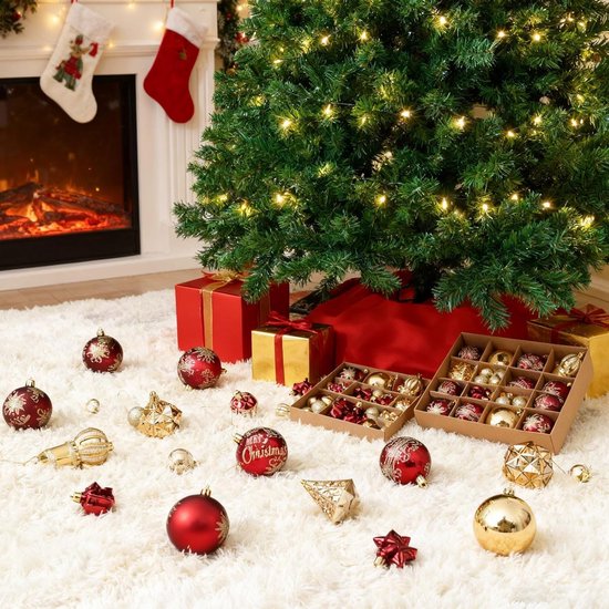 Een kerstboom met lichtjes op een donzig tapijt, met cadeaus en kerstballen verspreid.