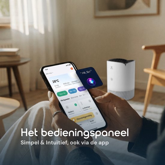 Handen houden een smartphone met de Vibrix app, naast een witte luchtreiniger, waarbij Siri wordt gebruikt voor bediening.