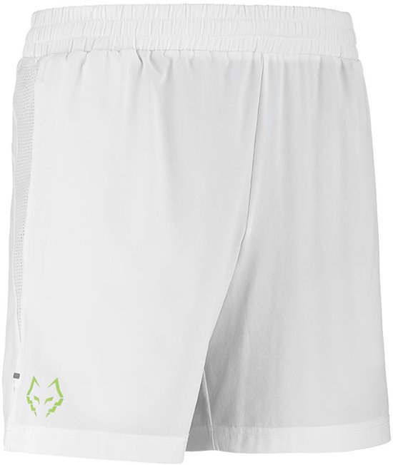 Witte sportshort met elastische tailleband, zijpanelen van mesh en een klein groen Babolat-logo.