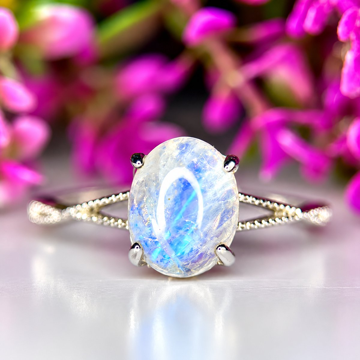 Ring met natuurlijke blauwe maansteen en rhodiumplating