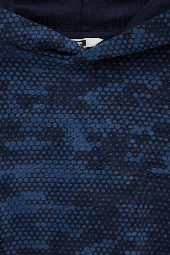 Close-up van een marineblauwe hoodie met een ton-sur-ton zeshoekig patroon en een capuchon.