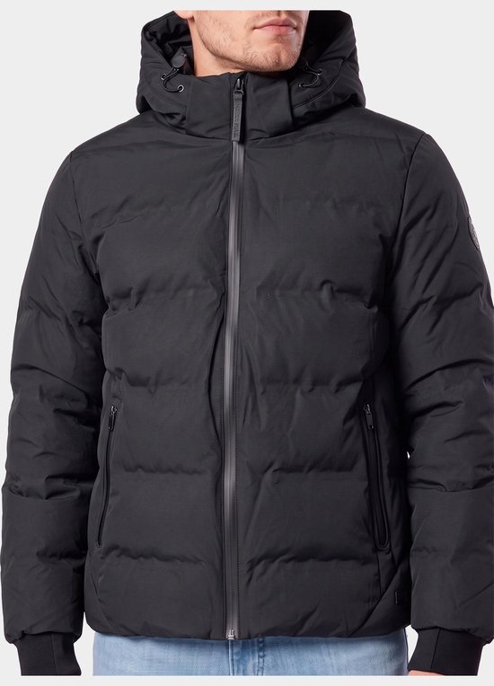 Herenwinterjas van Cars Jeans, zwart, met capuchon en rits. Het label op de kraag is zichtbaar.