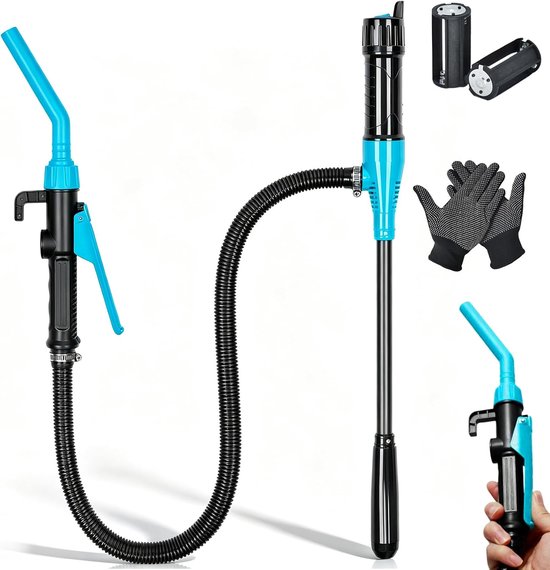 Elektrische brandstofpomp met blauwe en zwarte details, flexibele slang, handschoenen, batterijhouder en een extra pomp in de hand.