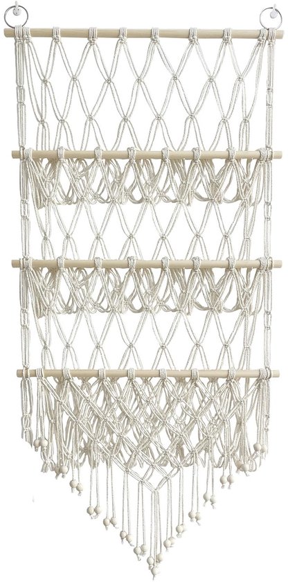 Witte macramé opberghanger met houten stokken en kralen.