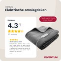 Elektrische deken van Inventum, grijs, met de controller op de deken.