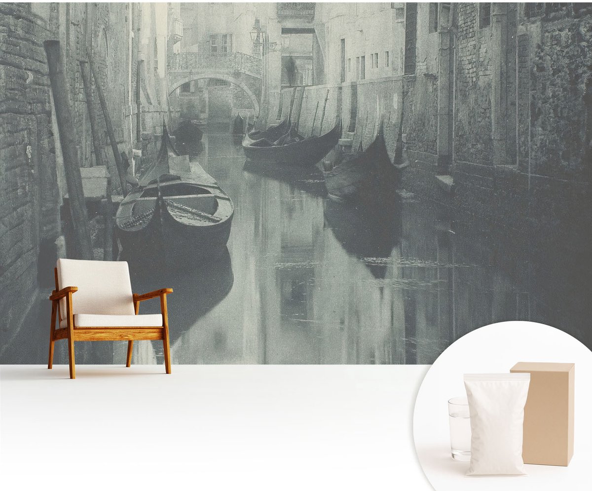Wallfluent Fotobehang - Grijs Vliesbehang - 416x254 cm - Oud Kanaal Muurschildering - Slaapkamer behang Architectuur - Fotobehang Vlies - Slaapkamer behang