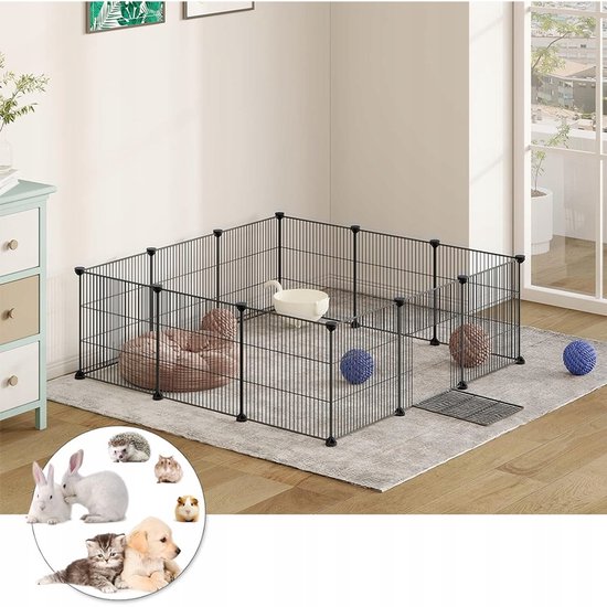 Zwarte metalen ren in een woonkamer met afbeeldingen van diverse kleine huisdieren.