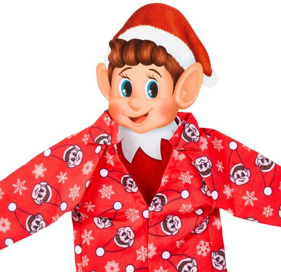 Elfenpop in rode pyjama met een patroon van kleine elfen en witte sneeuwvlokken, inclusief een bijpassende kerstmuts.