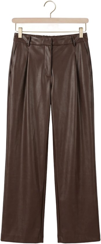 Bruine broek van imitatieleer met een hoge taille, gehangen aan een kledinghanger.