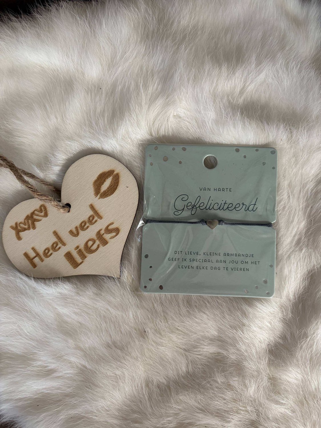 Creaties van hier – Hart Armband - Zilver – 8x9 – verstelbaar - Gefeliciteerd - met houten hartje