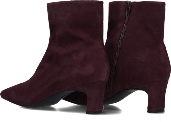 Donkerpaarse suède enkelboots met rits aan de zijkant en een kleine hak.