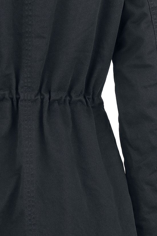 Detail van de geplooide taille met trekkoord in een zwarte winterjas.