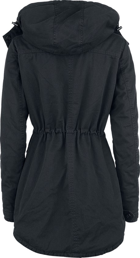 Achterkant van een zwarte winterjas met capuchon en geplooide taille.