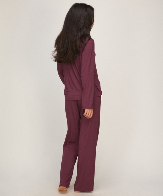 Achteraanzicht van model in een paarse pyjamaset van zachte jersey.