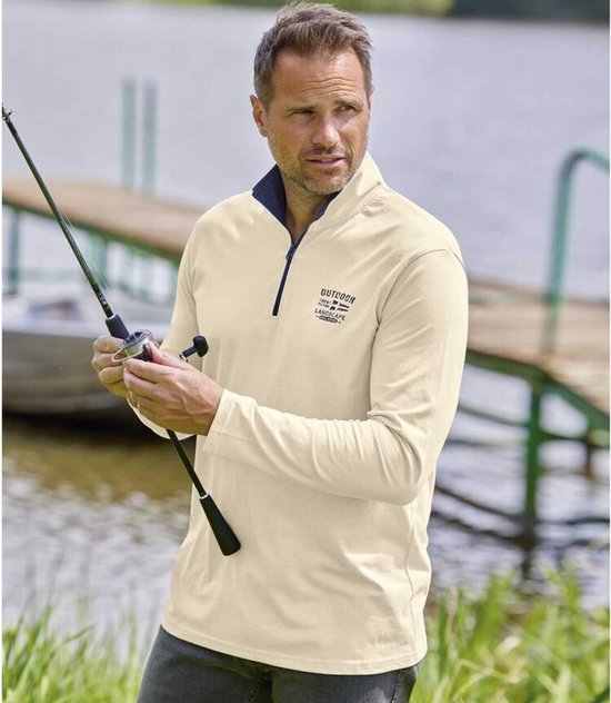 Man vist in een beige trui met ritskraag, 'OUTDOOR LANDSCAPE' opdruk en donkerblauwe details bij de kraag.