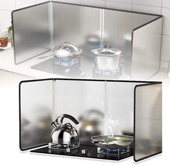 Zilverkleurig opvouwbaar spatscherm beschermt het fornuis tijdens het koken met pannen.