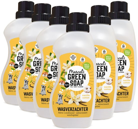 Zes flessen Marcel's Green Soap vanille & katoen wasverzachter met een gele label en wasbeerillustratie.