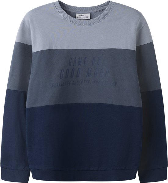 Blauwe sweater met kleurvlakken en tekst 'GAME ON GOOD MOOD' op de borst.