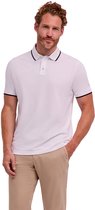 Wit poloshirt met marineblauwe biesjes op de kraag en mouwen, gedragen door een man met bruin haar en baard.