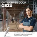 Vrouw in GeZu werkkleding voor een steigerconstructie met tekst Ontworpen door GeZu.