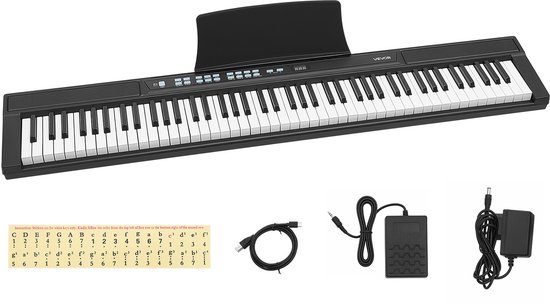 Zwarte digitale piano met 88 toetsen, bladmuziekstandaard, pedaal, MIDI-kabel en voeding.