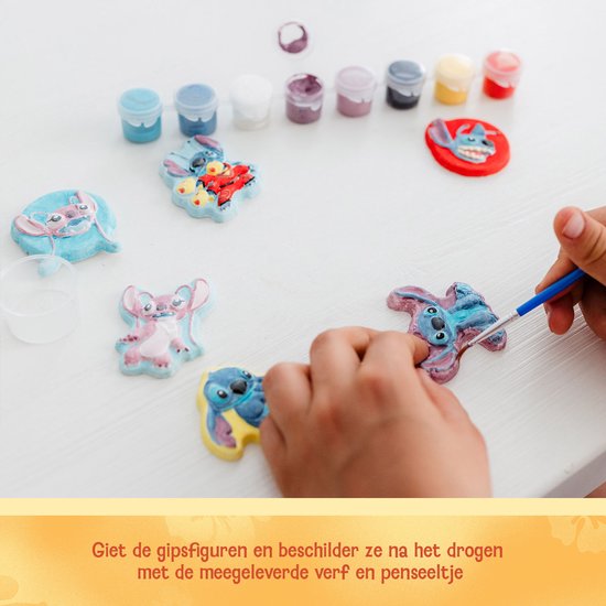 Hand schildert gipsen Stitch-figuren. Tekst: 'Giet de gipsfiguren en beschilder ze na het drogen met de verf en penseeltje'.