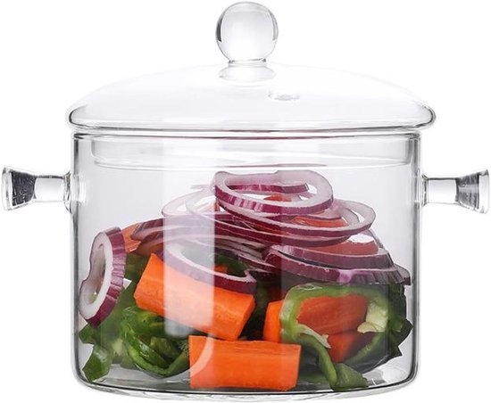 Transparante glazen pan met deksel, gevuld met gesneden uien, wortels en paprika's.