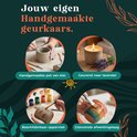 Vier stappen: kleipot maken, met lavendel geuren, beschilderen en afwerken met een glanslaag.