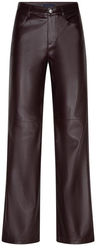 Voorkant van een bordeauxkleurige Red Button faux lederen broek met rechte pijpen, rits en knoopsluiting.