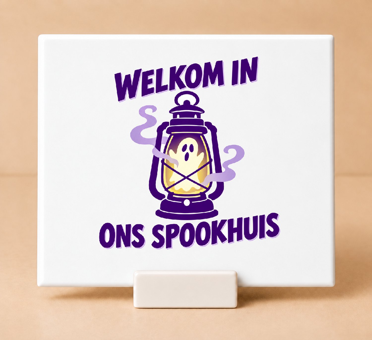 Bedruk King Speelse Halloween "Welkom in ons spookhuis" Tegel – Kleurrijke voordeurdecoratie voor sfeervolle Feestdagen - 11 x 11 cm met houder Wit