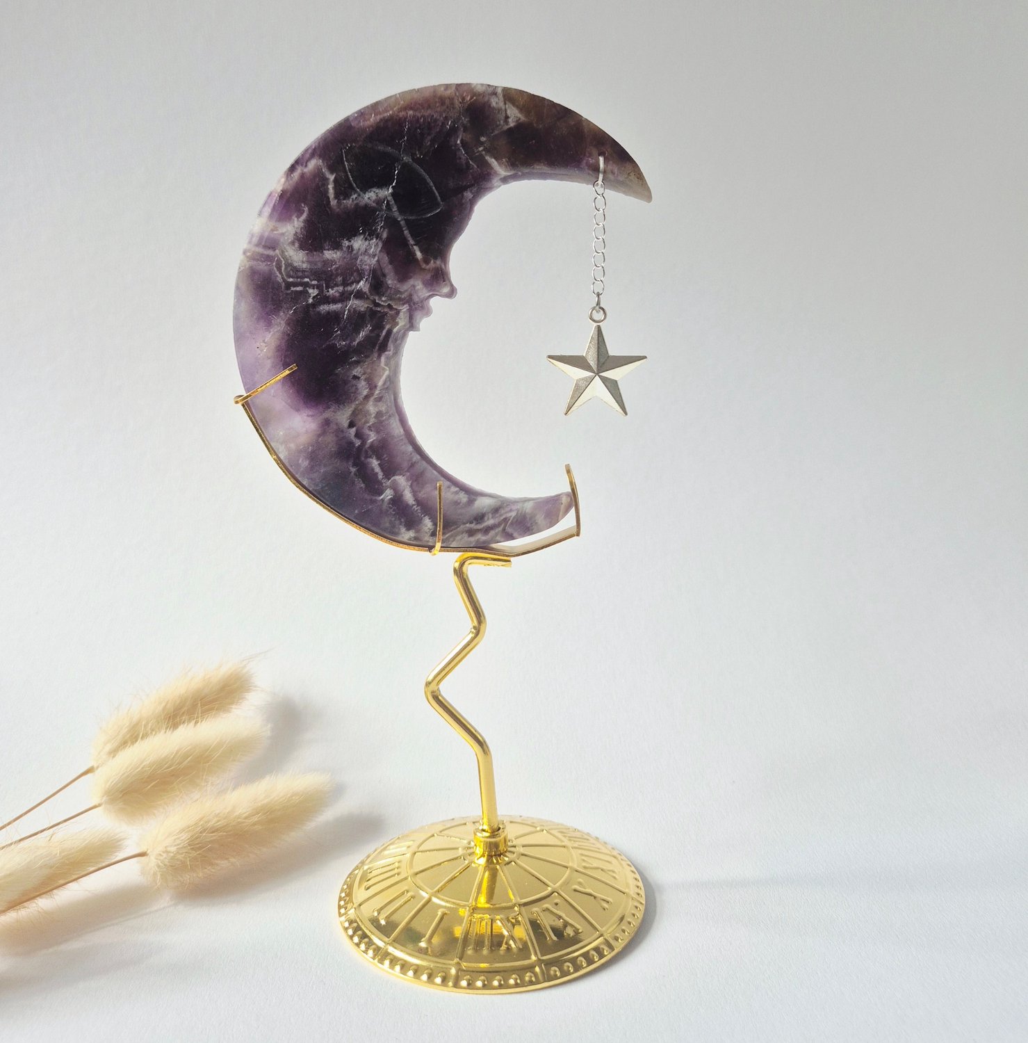 Moonlight Gemstones Dream Amethist Maan op Goudkleurige Standaard – 10cm #25 - Edelsteen Gezicht Gravure Spiritueel Interieur Meerkleurig