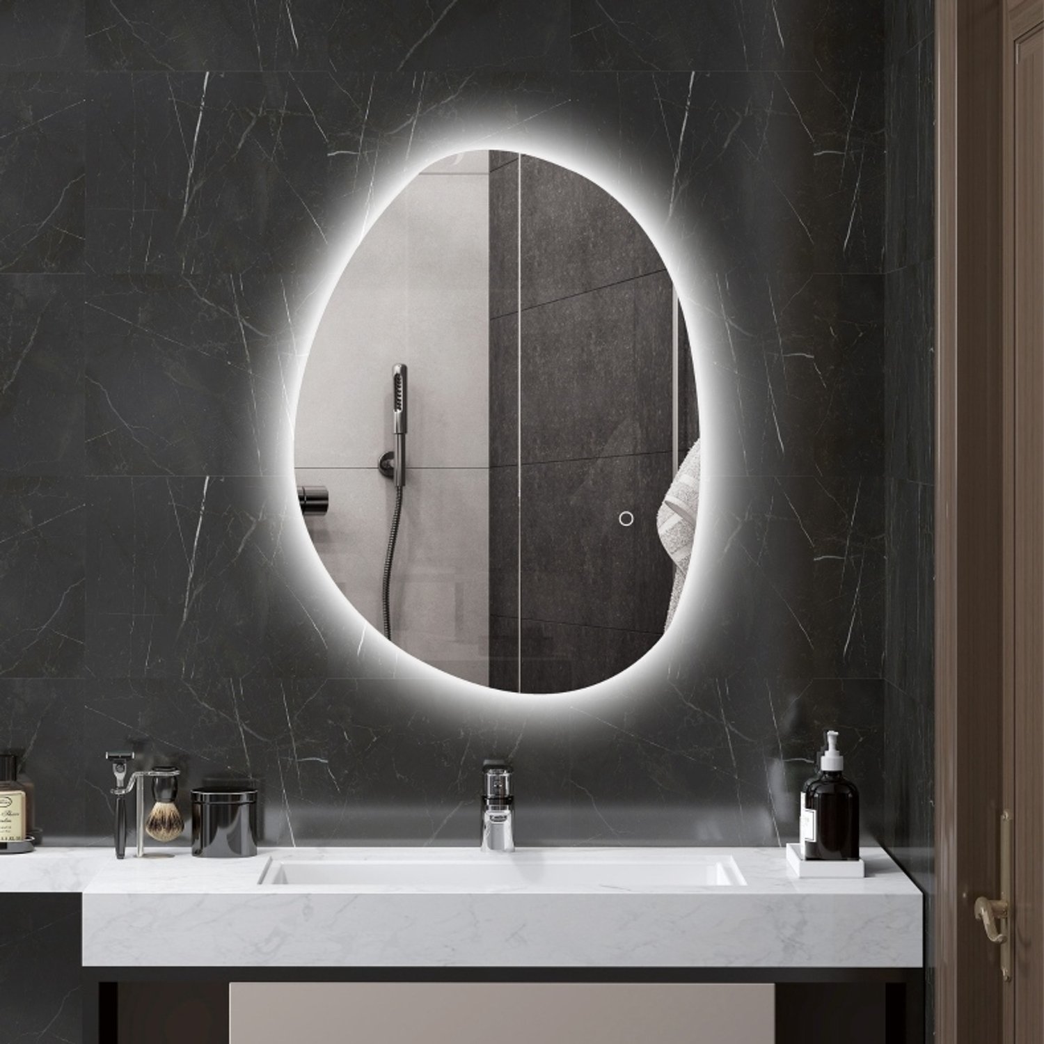HAUSS SPOLE Badkamerspiegel Asymmetrisch – 70 x 50 cm – Gehard Glas – Zilverkleurig – Verstelbare Achtergrondverlichting – Aanraakbediening en Anticondens