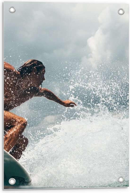Tuinposter – Surfer met Waterspetters  - 40x60cm Foto op Tuinposter  (wanddecoratie voor buiten en binnen)