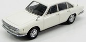 De 1:43 Diecast modelauto van de Alfa Romeo OSI 2600 De Luxe van 1965 in White.This model is begrensd door 250 stuks. De fabrikant van het schaalmodel is Kess Model.Dit model is alleen online beschikbaar.