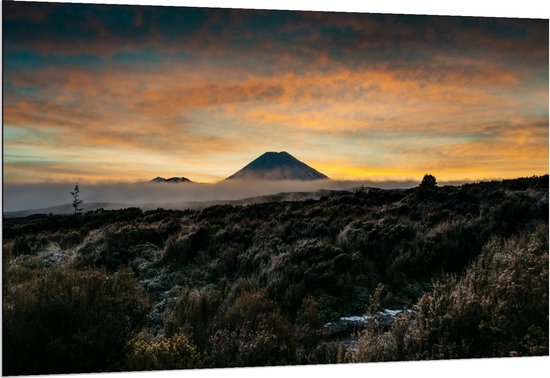 Dibond - Berg in de Verte - 150x100cm Foto op Aluminium (Met Ophangsysteem)