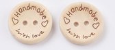 Houten knopen, 20x4mm, met tekst 'Handmade with Love'. Verkocht per 100 stuks !!